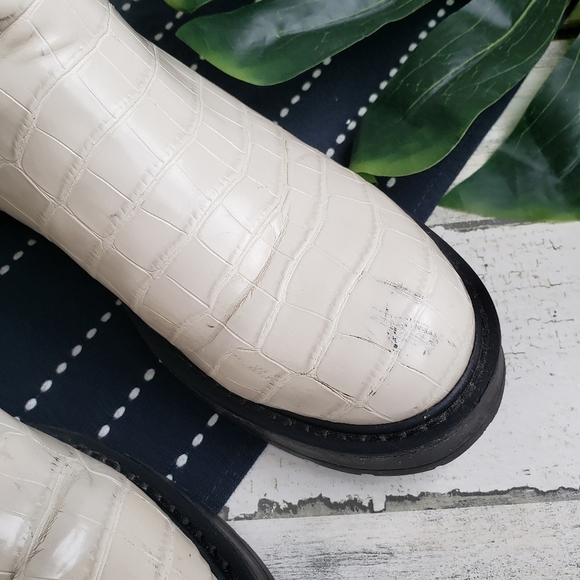 Steve Madden| Tyclone White Croc Bootie Size 7 - Picture 3 of 9